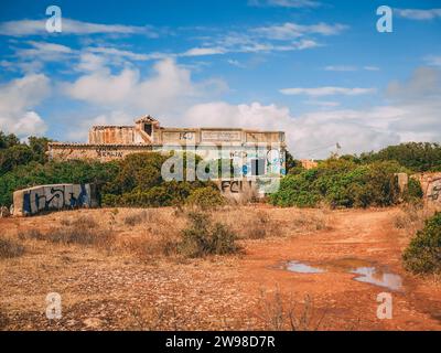 Verlassenes Haus in der Nähe der Benagil-Höhle in der Algarve Stockfoto