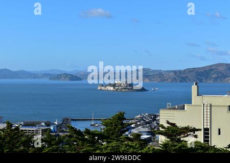 Blick auf Alcatraz Island im blauen Wasser der San Francisco Bay Stockfoto