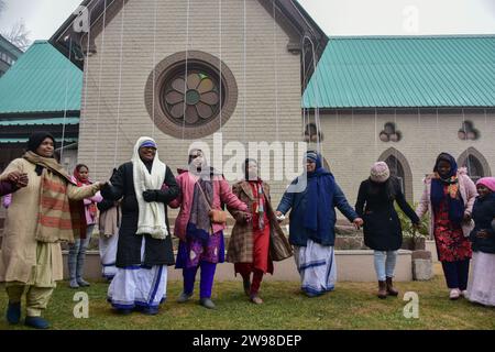 Srinagar, Indien. Dezember 2023. Christliche Gläubige führen während der Weihnachtsfeier in Srinagar Rituale in der katholischen Kirche der Heiligen Familie durch. Die Himalaya-Region in Kaschmir hat eine winzige Bevölkerung von Christen, von denen Hunderte an Weihnachten an der Messe in der katholischen Kirche der Heiligen Familie teilnehmen und für Frieden und Wohlstand in der Region beten. Quelle: SOPA Images Limited/Alamy Live News Stockfoto