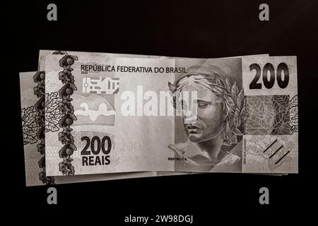 Altes Schwarz-Weiß-Bild Von Be Rich With Money In Brasilien. 200 brasilianische Banknoten Reaís Real R$ BRL. Stockfoto