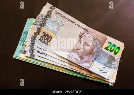 Sei Reich Mit Geld In Brasilien. 200 brasilianische Banknoten Reaís Real R$ BRL. Stockfoto