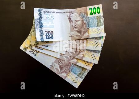 Sei Reich Mit Geld In Brasilien. 200 brasilianische Banknoten Reaís Real R$ BRL. Stockfoto