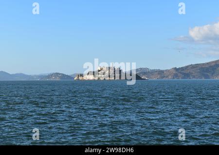 Blick auf Alcatraz Island im blauen Wasser der San Francisco Bay Stockfoto