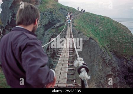 People, Carrick-a-Rede Seilbrücke, Ballintoy, County Antrim, Nordirland, Vereinigtes Königreich Stockfoto