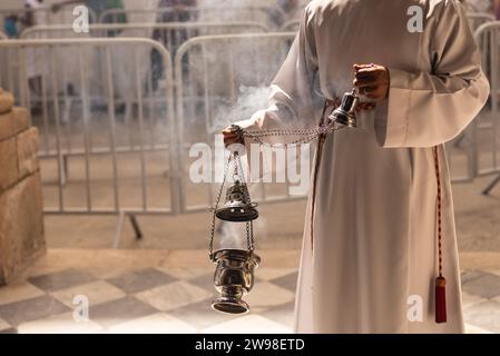 Salvador, Bahia, Brasilien - 13. Dezember 2023: Katholischer Seminarist wird während der Messe in der Kirche Santa Luzia in Salvador, B, Weihrauch anzünden Stockfoto