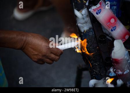 Salvador, Bahia, Brasilien - 13. Dezember 2023: Katholiken zünden Kerzen für Santa Luzia während der Messe in der Pilar Kirche in Salvador, Bahia. Stockfoto