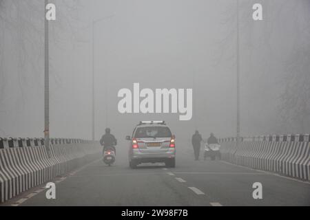 Srinagar, Indien. Dezember 2023. Die Menschen bewegen sich während des nebeligen Wetters in Srinagar, der Sommerhauptstadt von Jammu und Kaschmir. (Foto: Saqib Majeed/SOPA Images/SIPA USA) Credit: SIPA USA/Alamy Live News Stockfoto