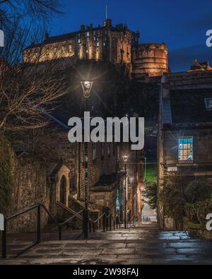 Ein malerischer nächtlicher Blick auf Edinburgh Castle von Vennel Steps in Grassmarket, Schottland. Stockfoto