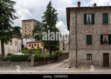 Eine stimmungsvolle Aufnahme einer engen kopfsteingepflasterten Gasse in der historischen Stadt Bobbio, Emilia-Romagna, Italien Stockfoto