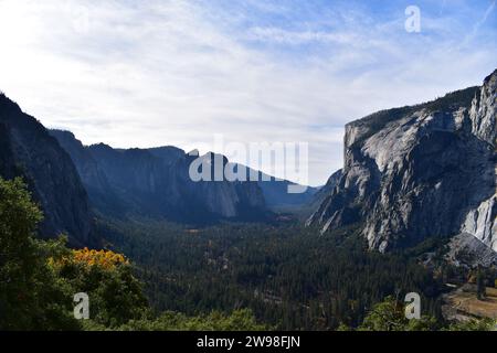 Malerische Ausblicke auf das Yosemite Valley vom Berghang auf dem Four Mile Trail Stockfoto