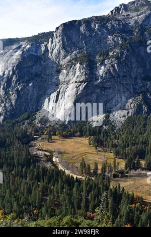 Malerische Ausblicke auf das Yosemite Valley vom Berghang auf dem Four Mile Trail Stockfoto