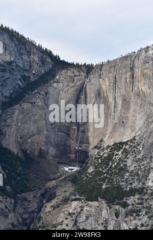 Malerischer Blick auf die Yosemite Falls vom Four Mile Trail im Yosemite National Park Stockfoto