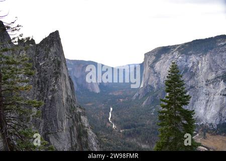 Malerische Ausblicke auf das Yosemite Valley vom Berghang auf dem Four Mile Trail Stockfoto