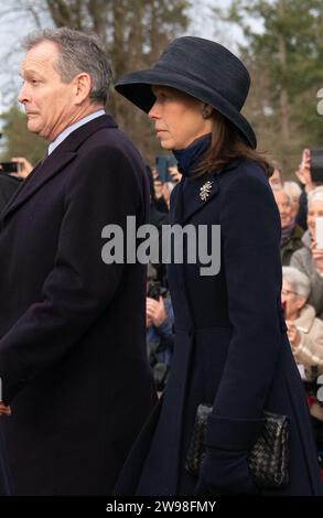 Lady Sarah Chatto und Daniel Chatto, die am ersten Weihnachtsfeiertag in der St. Mary Magdalene Church in Sandringham, Norfolk, teilnehmen. Bilddatum: Montag, 25. Dezember 2023. Stockfoto