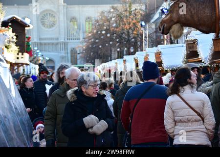 Besucher, die an einem sonnigen Wintertag den Brüsseler weihnachtsmarkt besuchen Stockfoto