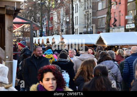 Besucher, die an einem sonnigen Wintertag den Brüsseler weihnachtsmarkt besuchen Stockfoto