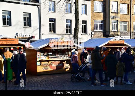 Besucher, die an einem sonnigen Wintertag den Brüsseler weihnachtsmarkt besuchen Stockfoto