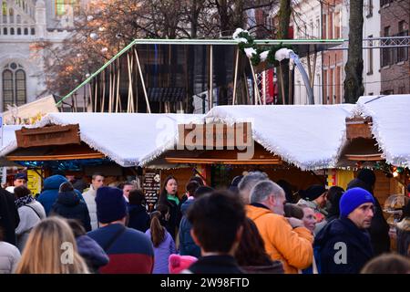 Besucher, die an einem sonnigen Wintertag den Brüsseler weihnachtsmarkt besuchen Stockfoto