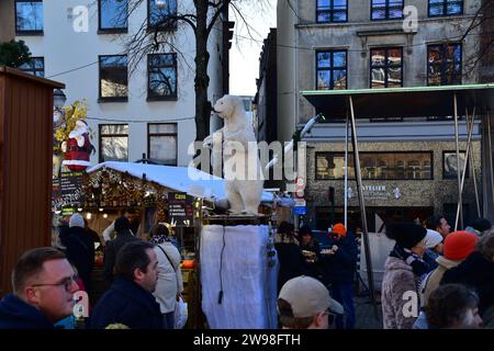 Besucher, die an einem sonnigen Wintertag den Brüsseler weihnachtsmarkt besuchen Stockfoto