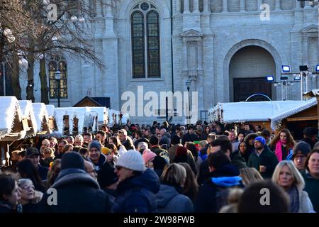 Besucher, die an einem sonnigen Wintertag den Brüsseler weihnachtsmarkt besuchen Stockfoto