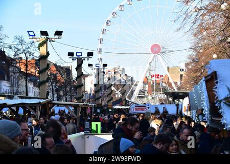 Besucher, die an einem sonnigen Wintertag den Brüsseler weihnachtsmarkt besuchen Stockfoto