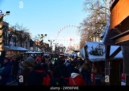 Besucher, die an einem sonnigen Wintertag den Brüsseler weihnachtsmarkt besuchen Stockfoto