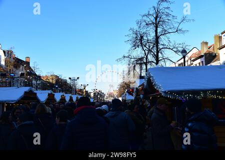 Besucher, die an einem sonnigen Wintertag den Brüsseler weihnachtsmarkt besuchen Stockfoto