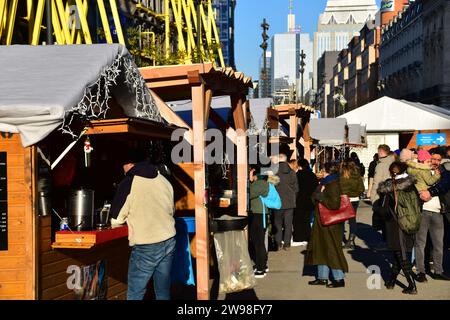 Besucher, die an einem sonnigen Wintertag den Brüsseler weihnachtsmarkt besuchen Stockfoto