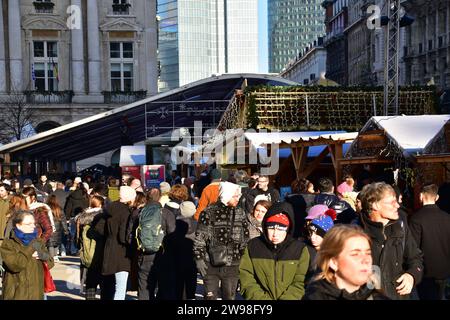 Besucher, die an einem sonnigen Wintertag den Brüsseler weihnachtsmarkt besuchen Stockfoto