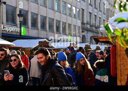 Besucher, die an einem sonnigen Wintertag den Brüsseler weihnachtsmarkt besuchen Stockfoto