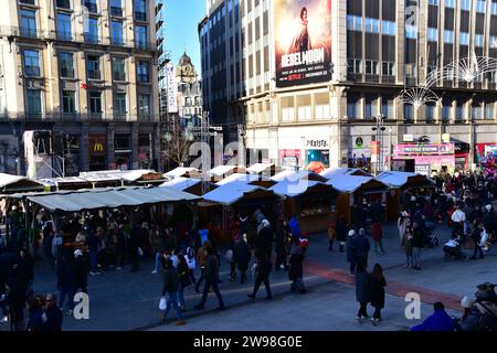 Besucher, die an einem sonnigen Wintertag den Brüsseler weihnachtsmarkt besuchen Stockfoto