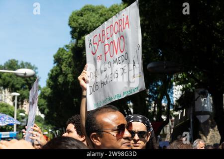Salvador, Bahia, Brasilien - 30. Mai 2019: Menschen protestieren mit Plakaten gegen die Kürzungen der Bildungsmittel durch Präsident Jair Bolsonaro in t Stockfoto