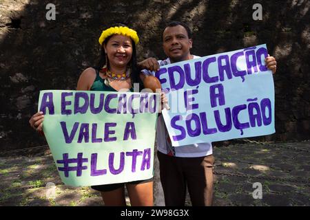 Salvador, Bahia, Brasilien - 30. Mai 2019: Menschen protestieren mit Plakaten gegen die Kürzungen der Bildungsmittel durch Präsident Jair Bolsonaro in t Stockfoto
