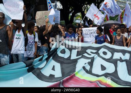 Salvador, Bahia, Brasilien - 30. Mai 2019: Menschen protestieren mit Bannern gegen die Kürzungen der Bildungsgelder durch Präsident Jair Bolsonaro in der ci Stockfoto