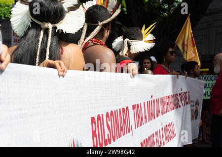 Salvador, Bahia, Brasilien - 30. Mai 2019: Menschen protestieren mit Bannern gegen die Kürzungen der Bildungsgelder durch Präsident Jair Bolsonaro in der ci Stockfoto