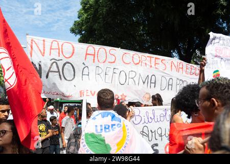 Salvador, Bahia, Brasilien - 30. Mai 2019: Studenten protestieren in der Stadt gegen die Kürzungen der brasilianischen Bildung durch Präsident Jair Bolsonaro Stockfoto