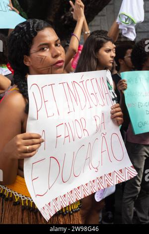 Salvador, Bahia, Brasilien - 30. Mai 2019: Menschen mit Plakaten protestieren gegen Kürzungen bei Geld für Bildung durch Präsident Jair Bolsonaro in der Stockfoto