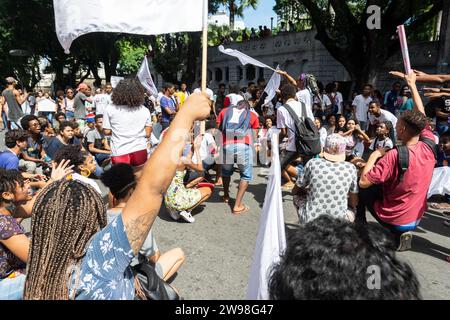 Salvador, Bahia, Brasilien - 30. Mai 2019: Menschen protestieren gegen die Kürzungen im Bildungsbereich durch Präsident Jair Bolsonaro in der Stadt Salvador, Bahia. Stockfoto