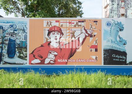 Da Nang, Vietnam - 7. Oktober 2023: Ein Poster "tausend Blumen für die Party" auf einem Bauzaun. Stockfoto