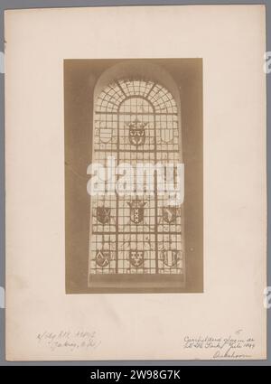 Gemaltes Fenster in der Oudshoornse Kirche in Oudshoorn, Anonym (Monumentenzorg) (zugeschrieben), 1899 Foto Oudshoorn fotografischer Support. Pappalbumendruck Kirchenfenster, z. B. Rosenfenster Oudshoorn Stockfoto