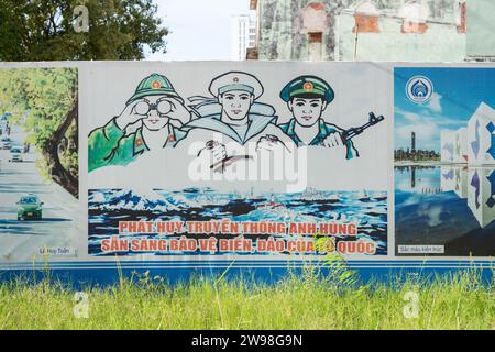 Da Nang, Vietnam - 7. Oktober 2023: Ein Poster „Keep up the heroic Tradition. Bereit, das Meer und die Inseln der Nation zu schützen. Stockfoto