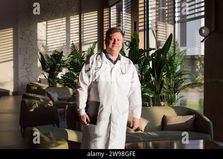 Porträt eines blonden Arztes in einer europäischen Klinik. Stockfoto
