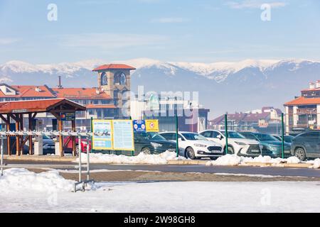 Bansko, Bulgarien - 20. Dezember 2023: Bulgarisches Winterskigebiet, Parkplatz in der Nähe des Eingangs zur Gondelstation Stockfoto