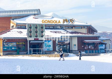 Bansko, Bulgarien - 20. Dezember 2023: Bulgarisches Winterskigebiet, Eintritt zur Gondelstation, Winter Stockfoto