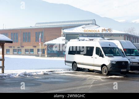 Bansko, Bulgarien - 20. Dezember 2023: Bulgarisches Winterskigebiet, Eintritt zur Gondelstation und Busse Stockfoto