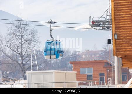 Bansko, Bulgarien - 28. Januar 2021: Bulgarisches Winter-Skigebiet mit Skipiste, Lifthütten und Gondelstation Stockfoto