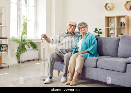 Porträt eines niedlichen verheirateten älteren Paares, das ihre Liebe über Jahre hinweg getragen hat. Stockfoto