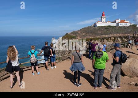 Menschen im malerischen Cabo da Roca in Portugal, Aussichtspunkt und historischer Leuchtturm am Atlantik, dem westlichsten Punkt des europäischen Festlandes. Stockfoto