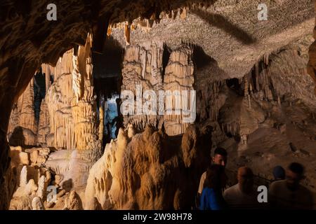 Spaghettisaal in der Höhle von Postojna (Slowenisch: Postojnska Jama) in Postojna, Slowenien. Stalagmiten, Stalaktiten und Tropfsteinsäulen, Untergr Stockfoto