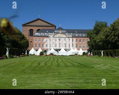 Kurfürstliches Palais, Trier, Residenz das kurfürstliche Palais in Trier unmittelbar neben der Konstantin-Basilika gilt als einer der schönsten Rokoko-Paläste der Welt. *** Kurpalast Trier, Residenz das Kurpalais Trier, direkt neben der Konstantinusbasilika, gilt als eines der schönsten Rokoko-Paläste der Welt Copyright: XStopperx/xEibner-Pressefotox EP asr Stockfoto